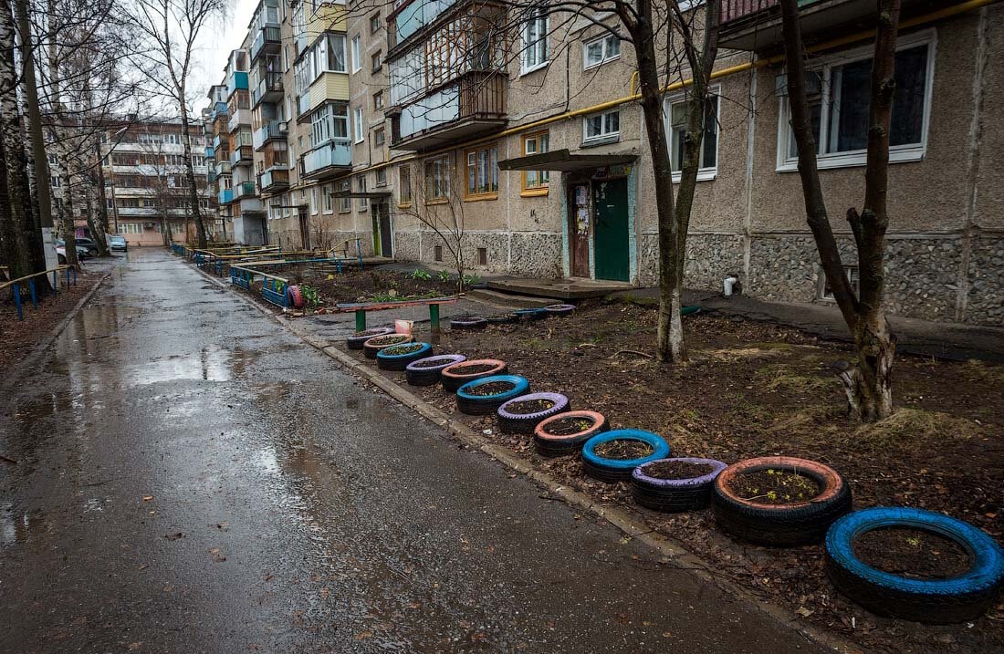 Мытый двор. Дворы хрущевок. Дворы России. Двор многоэтажки в России. Двор пятиэтажки.