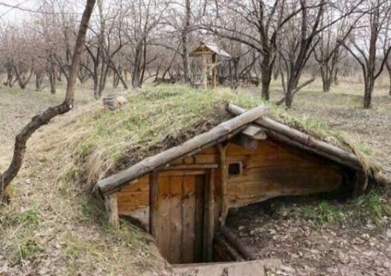 Классическая лесная землянка