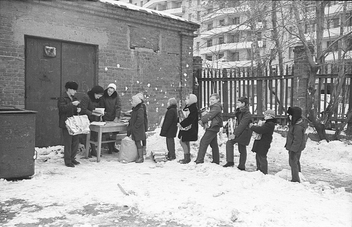 Сдать советские. Сбор макулатуры пионерами в СССР. Сбор макулатуры в СССР В школах. Сдача макулатуры в СССР. Сбор металлолома и макулатуры в школах СССР.