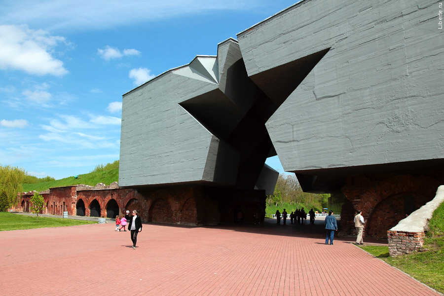 Фото из интернета. Главный вход