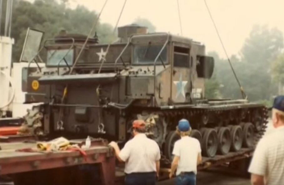 Американский тягач М8, на базе которого создали бутафорский Т-72. Фото из открытых источников