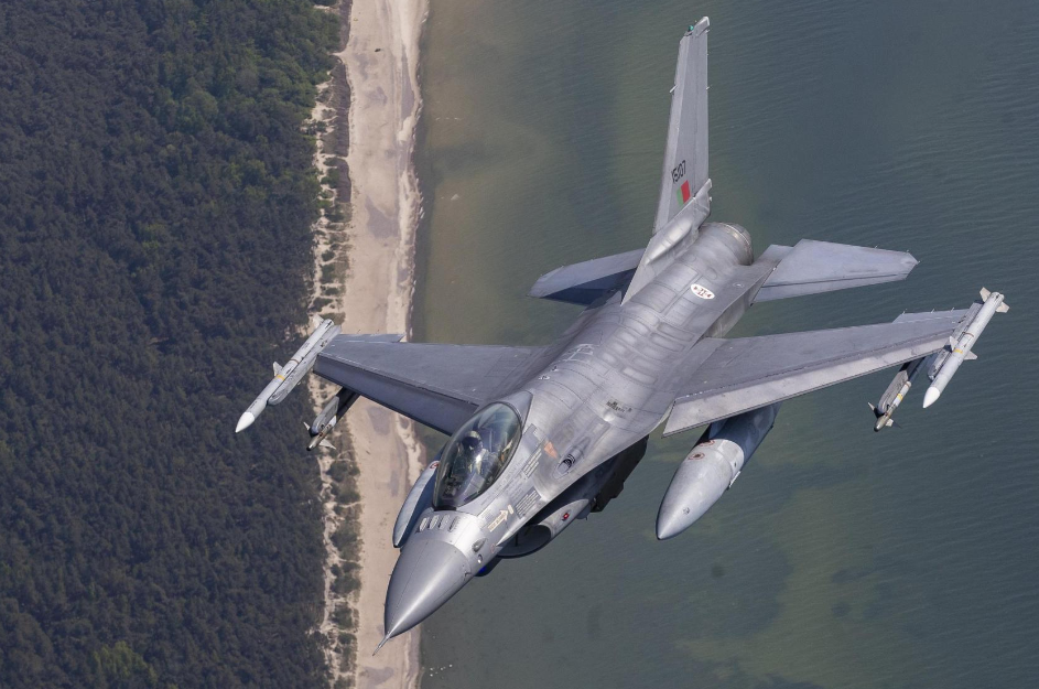 Истребитель F-16 ВВС Португалии © AP/Mindaugas Kulbis