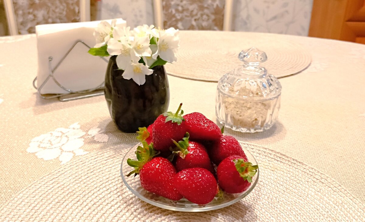 Ольга З. сегодня радует нас клубникой. 