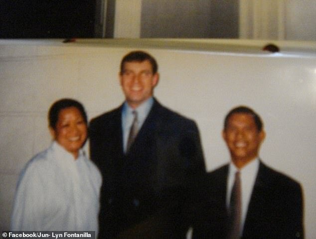 На фотографиях, размещенных в Facebook Джоджо и Лин Фонтанилла, экономкой и водителем Эпштейна, 5 марта 2010 года, Эндрю посещает таунхаус Эпштейна в Нью-Йорке.