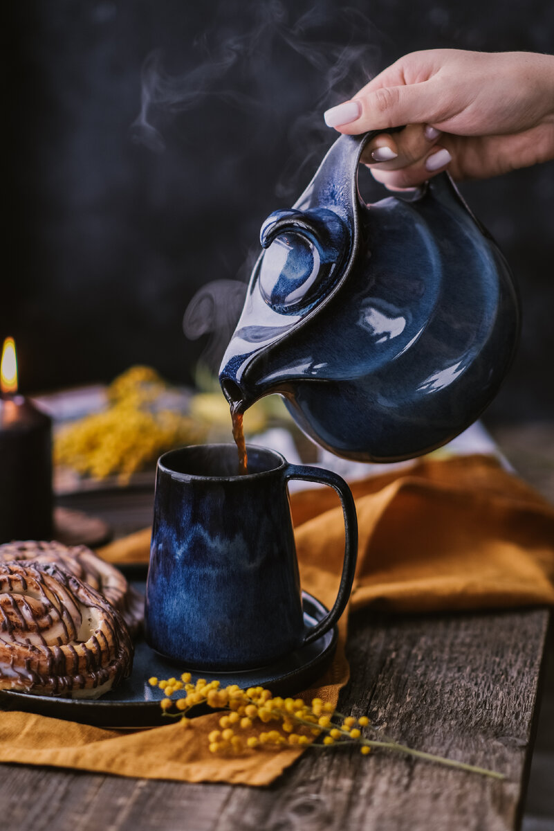 На фото серия "Небо Валинора" Мастерской дизайнерской посуды "VELES". Скандинавская кружка 400 мл, Чайник 750 мл и скандинавская тарелка 24 см