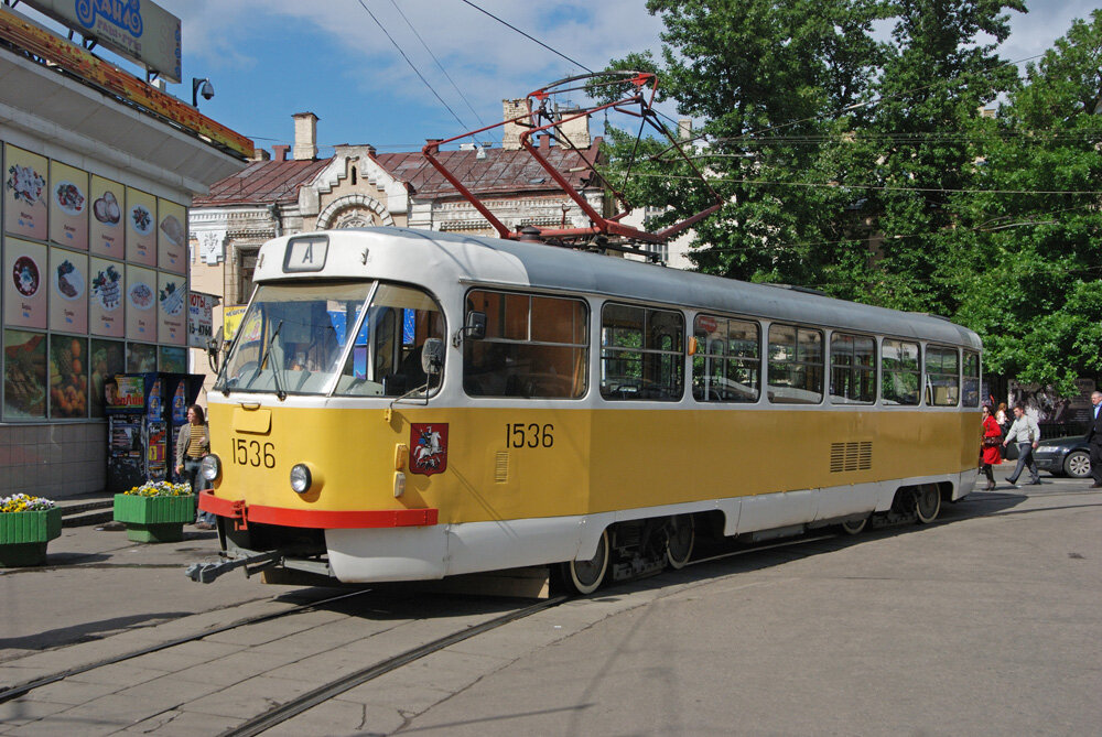 Старый добрый желтый чешский трамвай. Такие были и красные. Уже в середине 2000х их начали менять на более современные Российские трамваи (линия ВДНХ), но увы, по количеству эксплуатируемых образцов чехи побеждали всех вплоть до начала 2020х. 