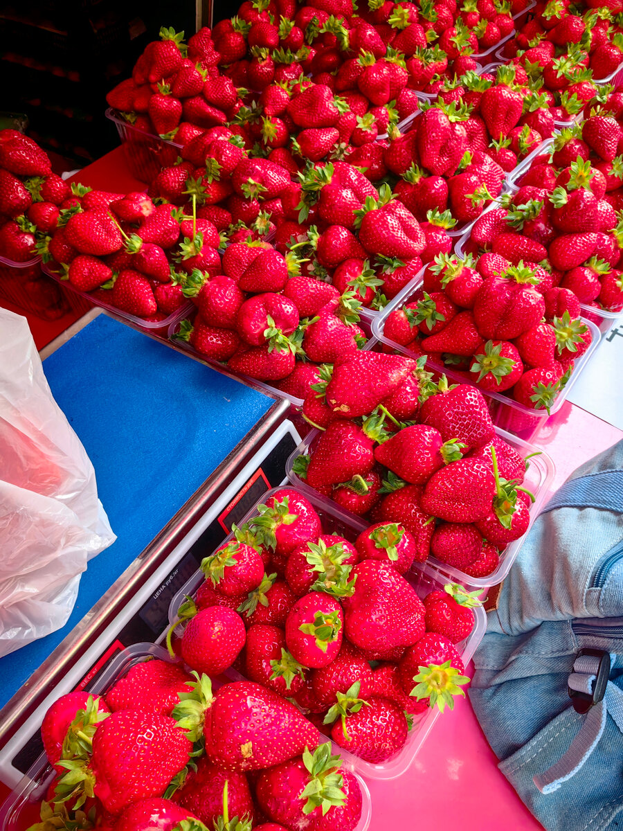 Клубника в московских палатках.