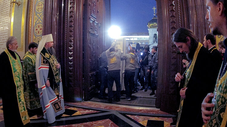Доставка иконы "Троица" в храм Христа Спасителя (фото RG.ru)