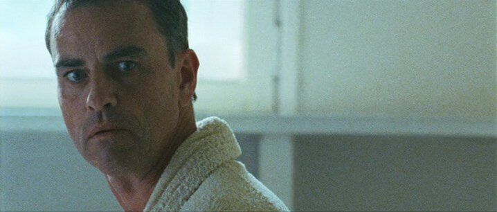 Внешность Лорана Люка идеально вписывается в роль - потрёпанный возрастом, с выразительными чертами подлеца. 