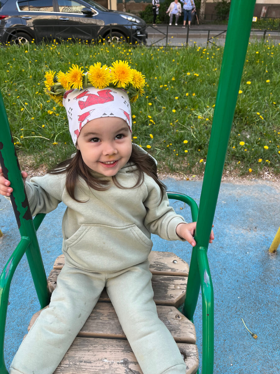 Сама вся испачкалась и мама тоже в одуванчиках, но счастливая🥰