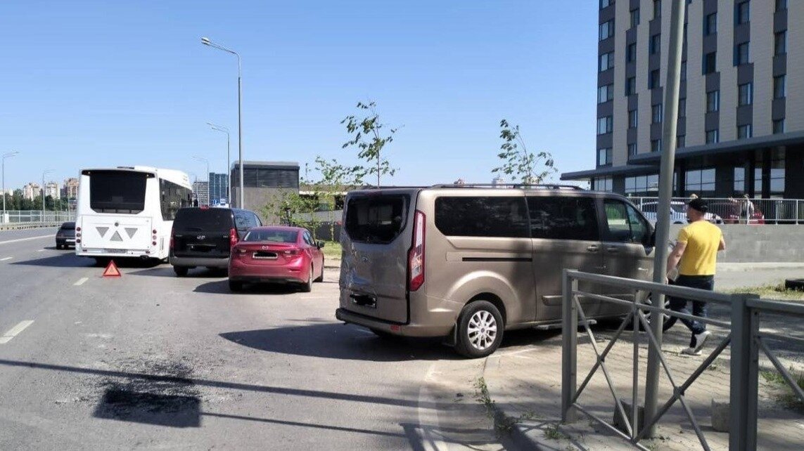     В Ростове-на-Дону произошла авария с участием автобуса, в котором находились 30 человек, сообщили в УГИБДД по региону.