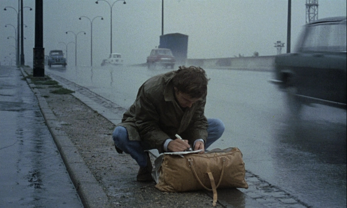 Стефан пытается добраться автостопом до Парижа. Идет дождь...