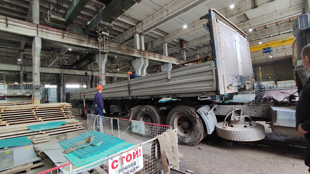 Загружают заказ или выгружают материал. @ Горбунов Сергей