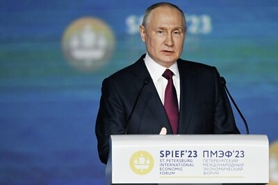    Президент РФ Владимир Путин на пленарном заседании Петербургского международного экономического форума. ©Павел Бедняков РИА Новости