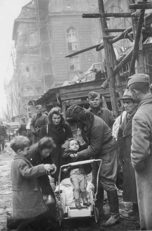советский танкист и семья немцев