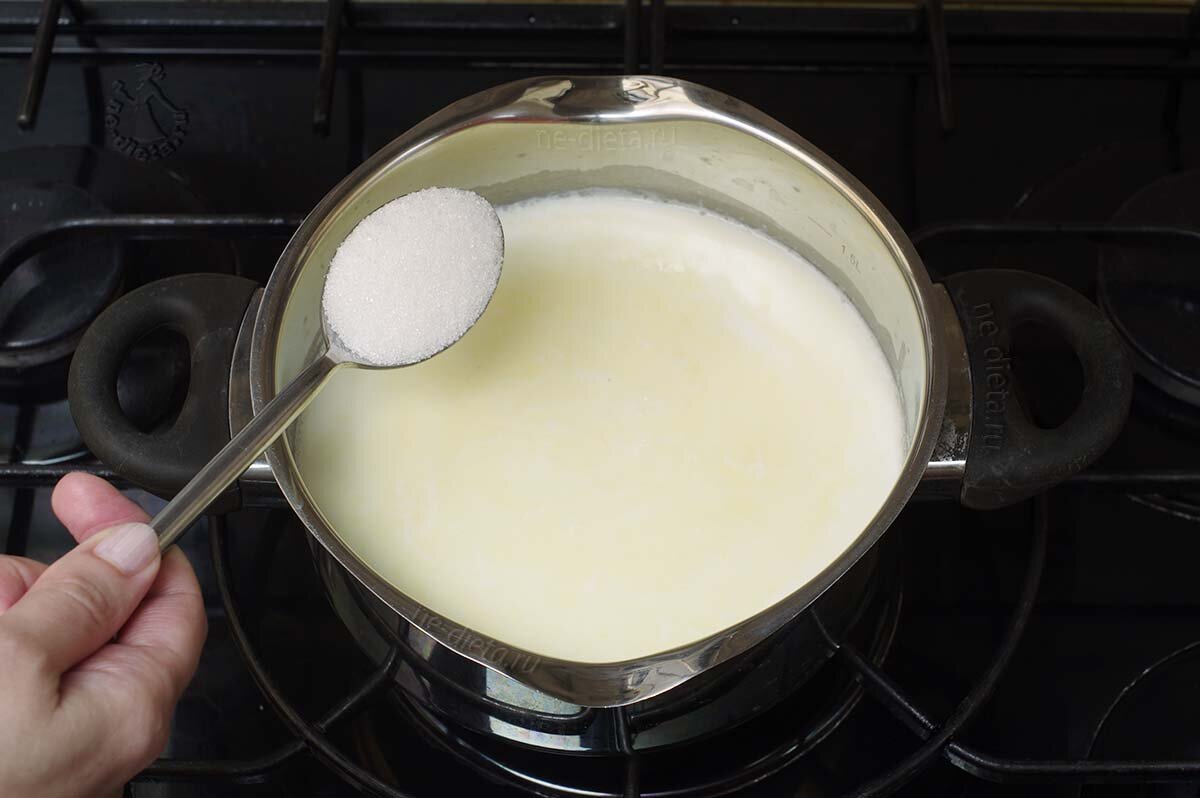 Ингредиенты:  1. Наливаем необходимое количество молока в кастрюлю и ставим посуду на слабый огонь, доведя жидкость до кипения.  2.Солим ,сахарим  3.-2