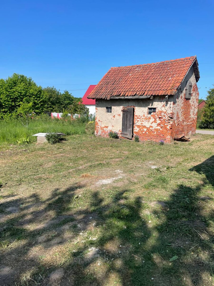 Это сарай на участке - тоже с черепичной крышей