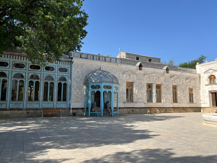 Главное  здание дворца (фото из личного архива автора)
