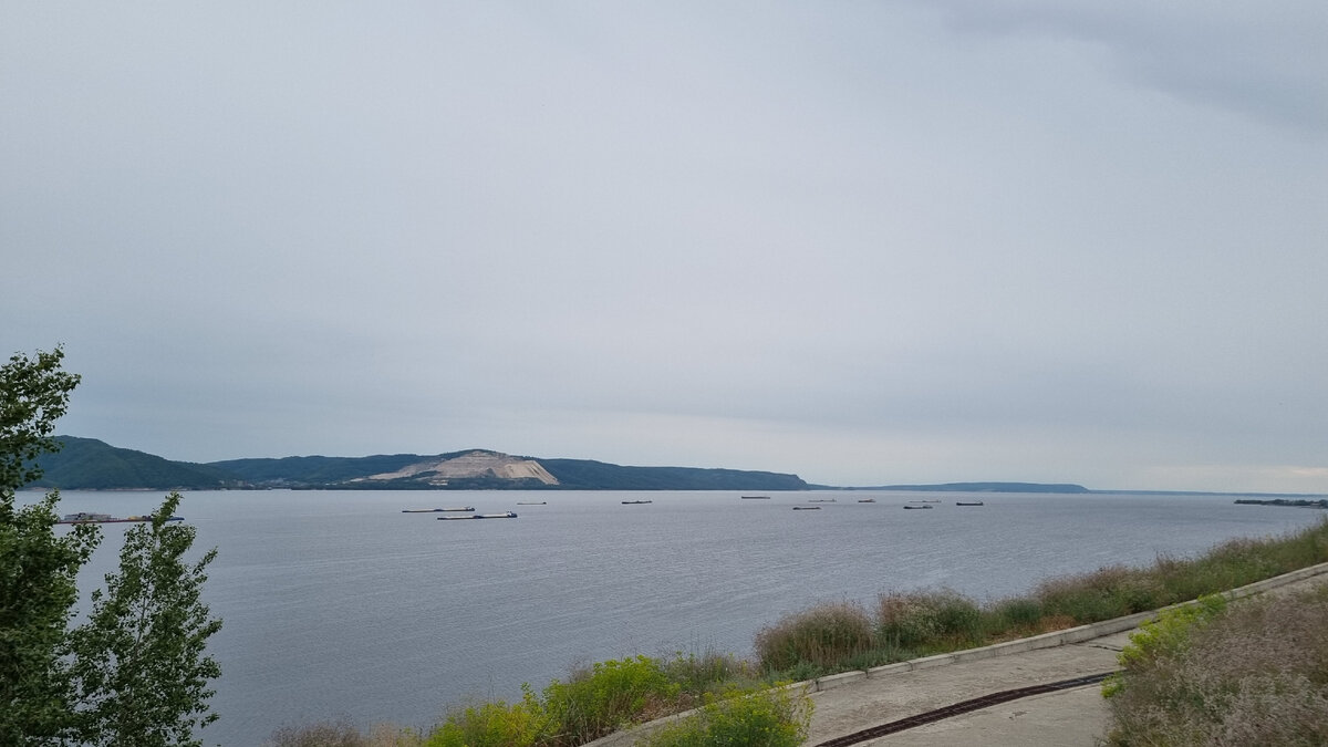 В этом году судоходство по реке прям активное, баржи прям в очереди на якорях стоят что бы спустится по шлюзам.