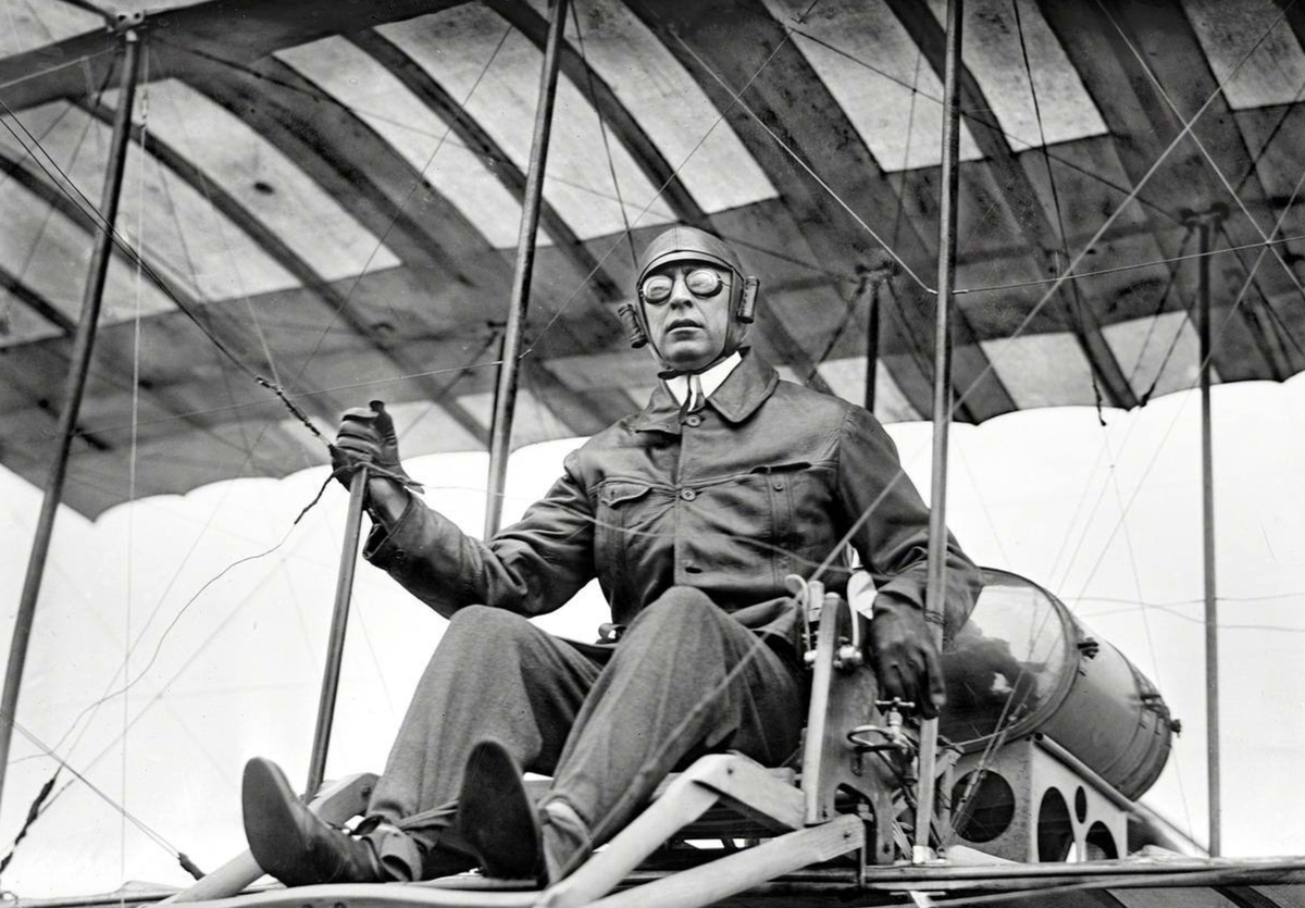 I aviator. Аэроплан Фарман 1910 года. Аэроплан 20 века. Пилот начала 20 века. Ретро самолет.