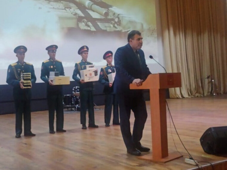    Зубарев (на переднем плане) выступил с поздравлениями на мероприятии в честь празднования Дня образования воинской части