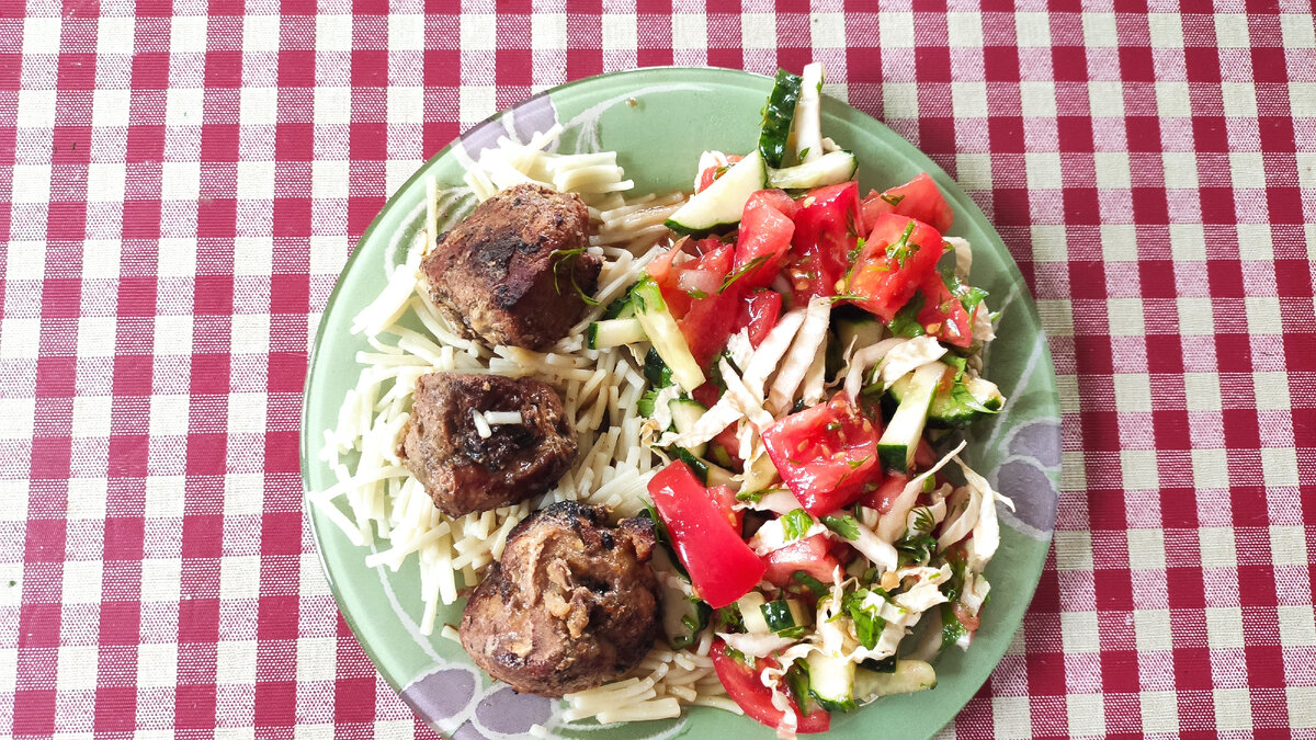 Макароны, свинина и салат