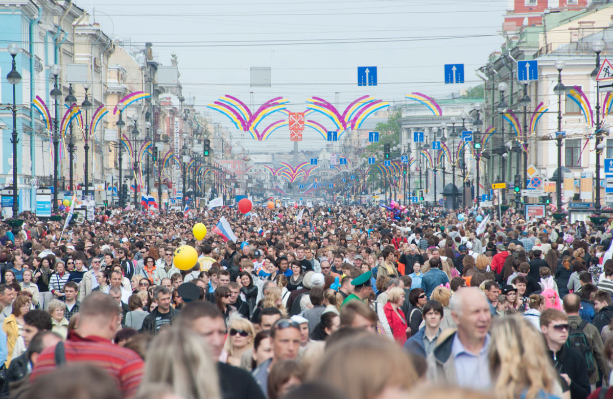 Население петербурга на 2024 год. Городской праздник. Толпа на Невском.