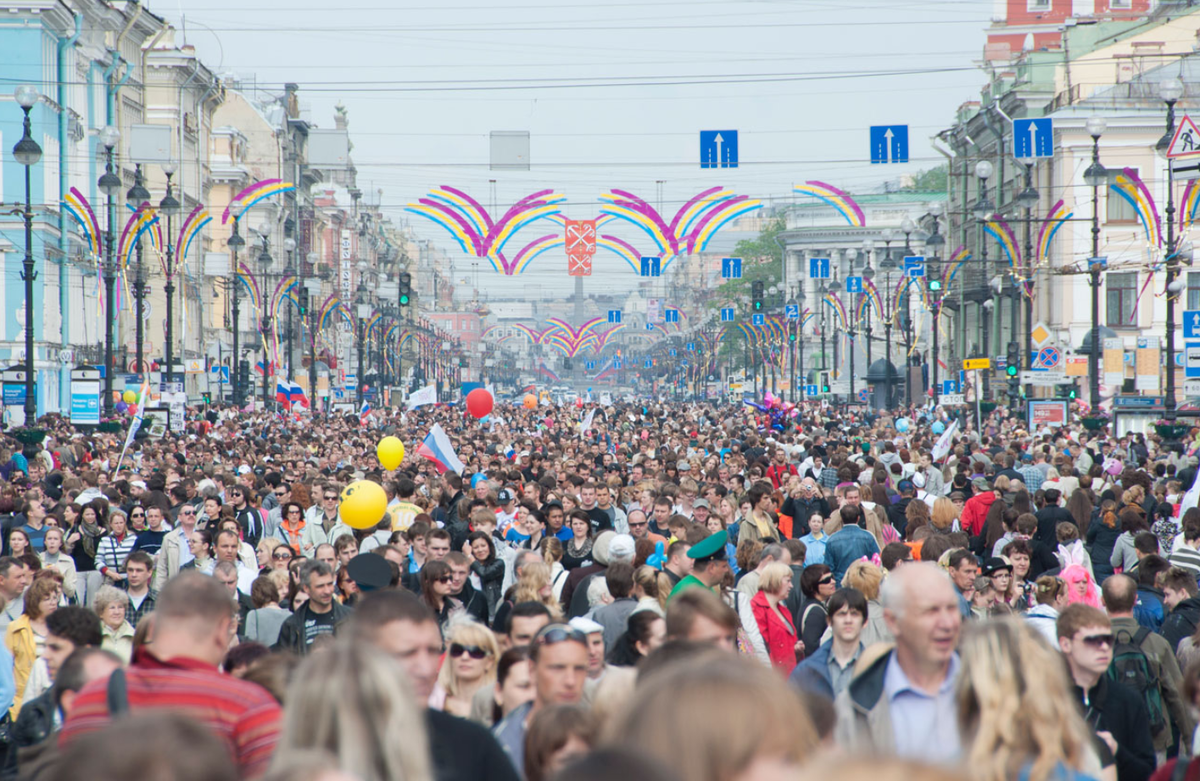 Много питер. Невский проспект день города. Санкт Петербург Невский проспект люди. СПБ Невский проспект день города толпа. Городской праздник.