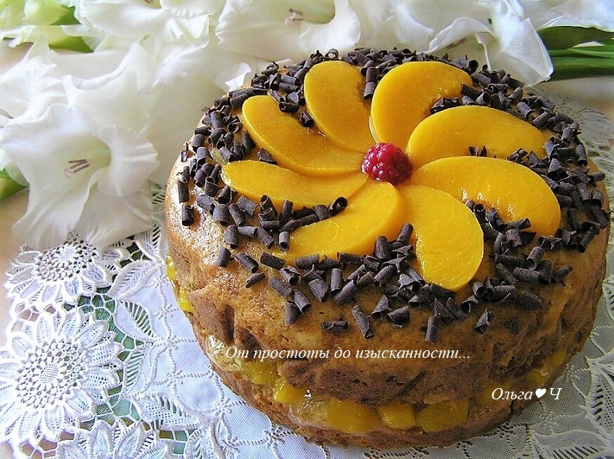 Шоколадный торт с персиками и фундуком