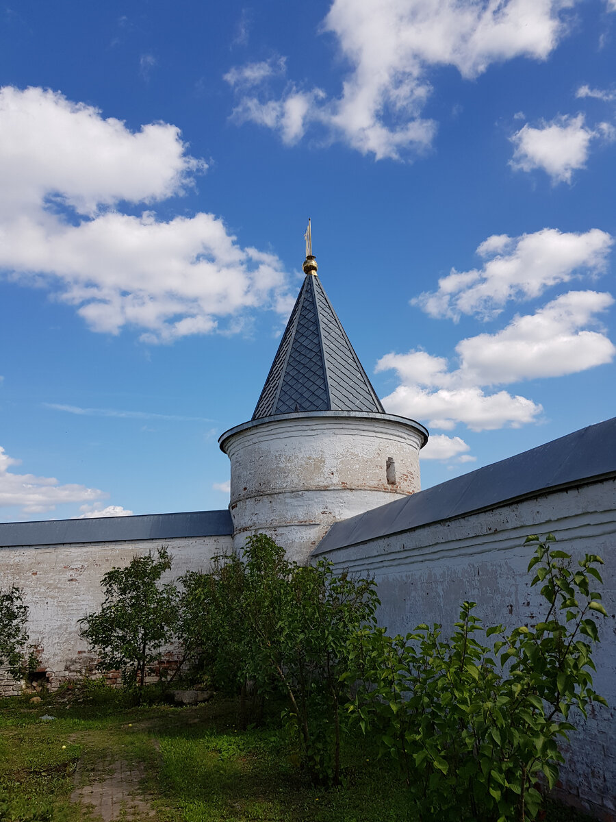 Круглая башня каменной ограды