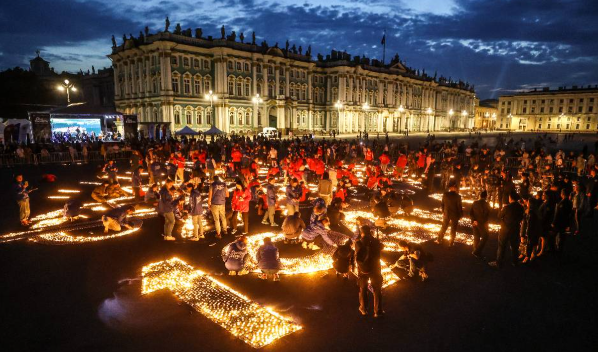 80 тысяч свечей памяти зажгли сегодня ночью на Дворцовой. Аналогичные акции прошли во многих других городах. 22 июня - День Памяти и скорби.