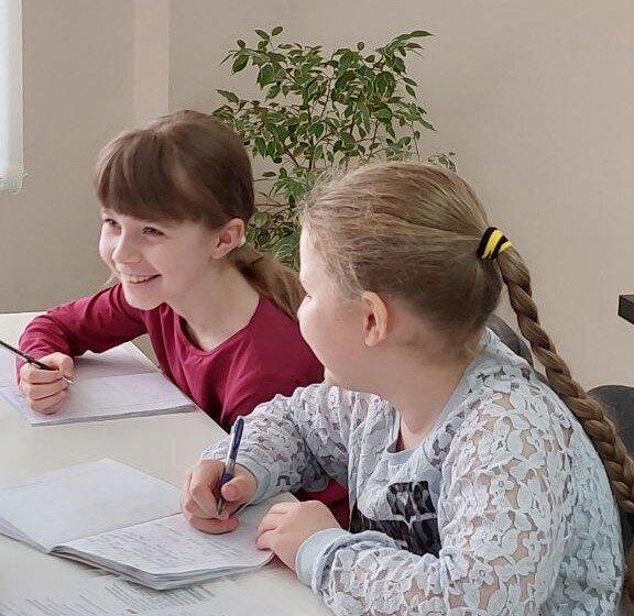 Дети на уроке английского языка