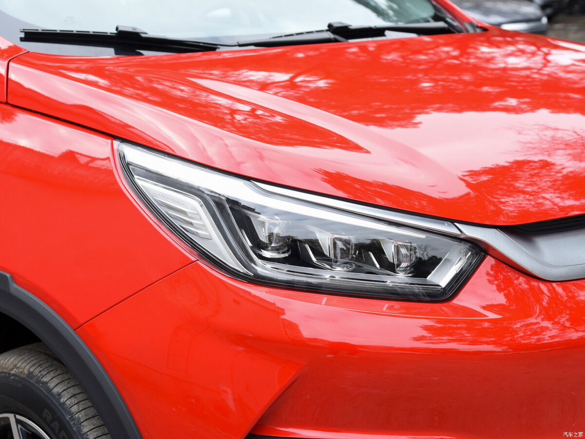 Купить в России BYD Yuan Pro стоит тем, кто ищет недорогой, компактный электромобиль для городских передвижений. 