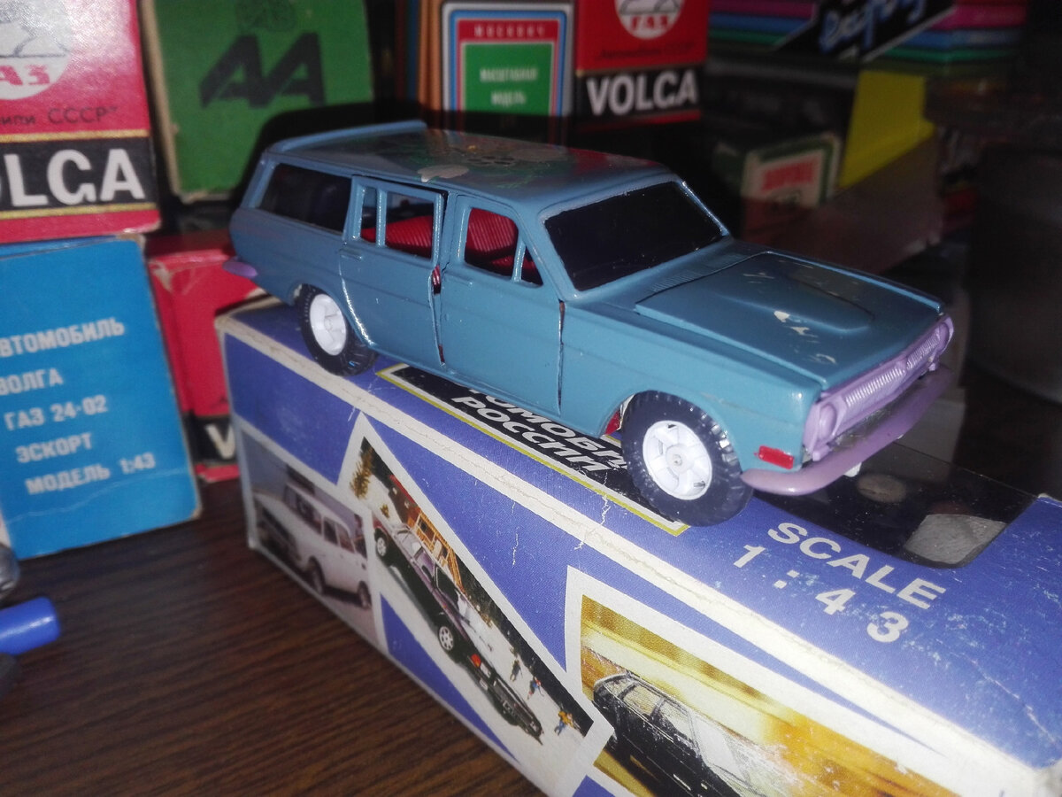 Представители моделей 90-х с просторов Сети: Газ 2402 с тонировкой, колесами от Уаз-Ралли, цветным пластиком и рисунками на кузове. 