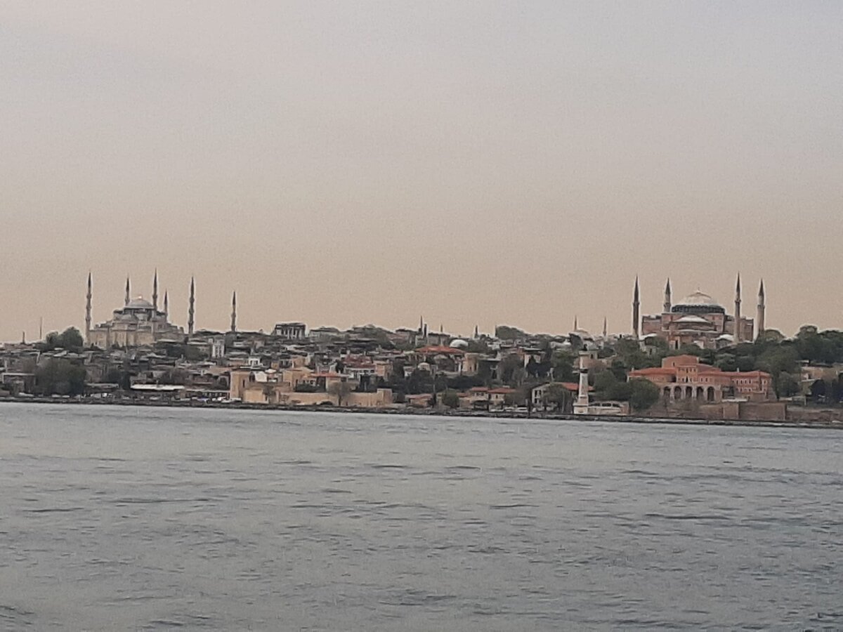 Стамбул - это турецкий мегаполис и один из самых захватывающих городов мира, раскинувшийся на берегах пролива Босфор.-2
