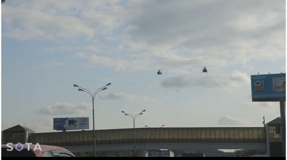 Почему сейчас летают вертолеты. Вертолет над Москвой. Военные вертолеты над Москвой. Над Москвой летают вертолеты сейчас. Вертолет летающий над МКАД.