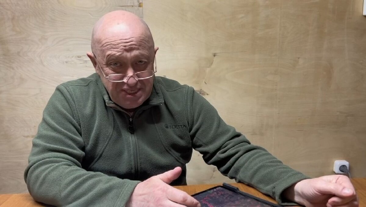     Основатель ЧВК «Вагнер» Евгений Пригожин покинул штаб ЮВО в Ростове вечером 24 июня, сообщает телеграм-канал Readovka.