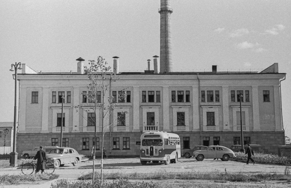 Где заработала первая аэс. Атомная электростанция в Обнинске 1954. Первая в мире АЭС В Обнинске. 1954 Первая в мире атомная электростанция (г. Обнинск).. Первая АЭС Обнинск 1954.