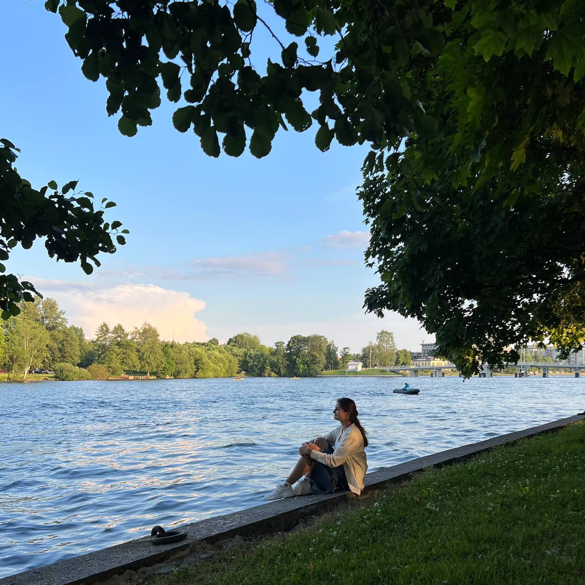 На набережной в парке