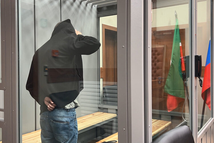    Когда Владимира Лернера завели в зал, он громко возмутился из-за присутствия СМИ и потому весь процесс закрывал лицо кофтой, то и дело выглядывая и оценивая обстановку