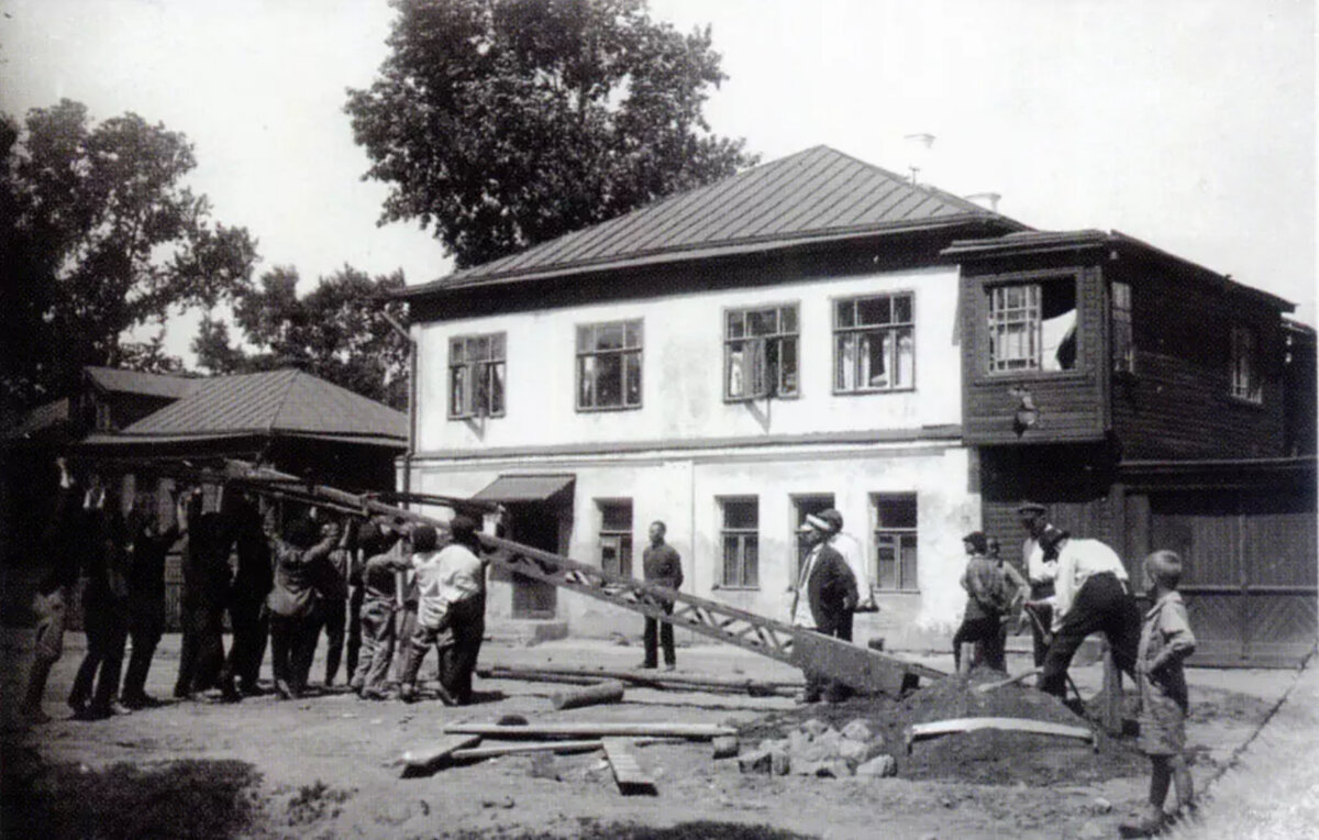 Щербаковская улица, 1925 год. Установка мачты электрической сети. Источник: Музей истории транспорта г. Москвы. 