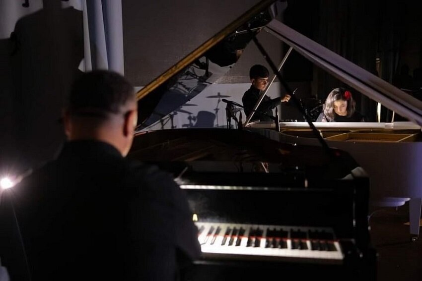 Концерт, посвященный 85-летию со дня основания Степанакертской музыкальной школы имени Комитаса, прошел в необычных условиях: в темноте, при свете фонариков мобильных телефонов.-3