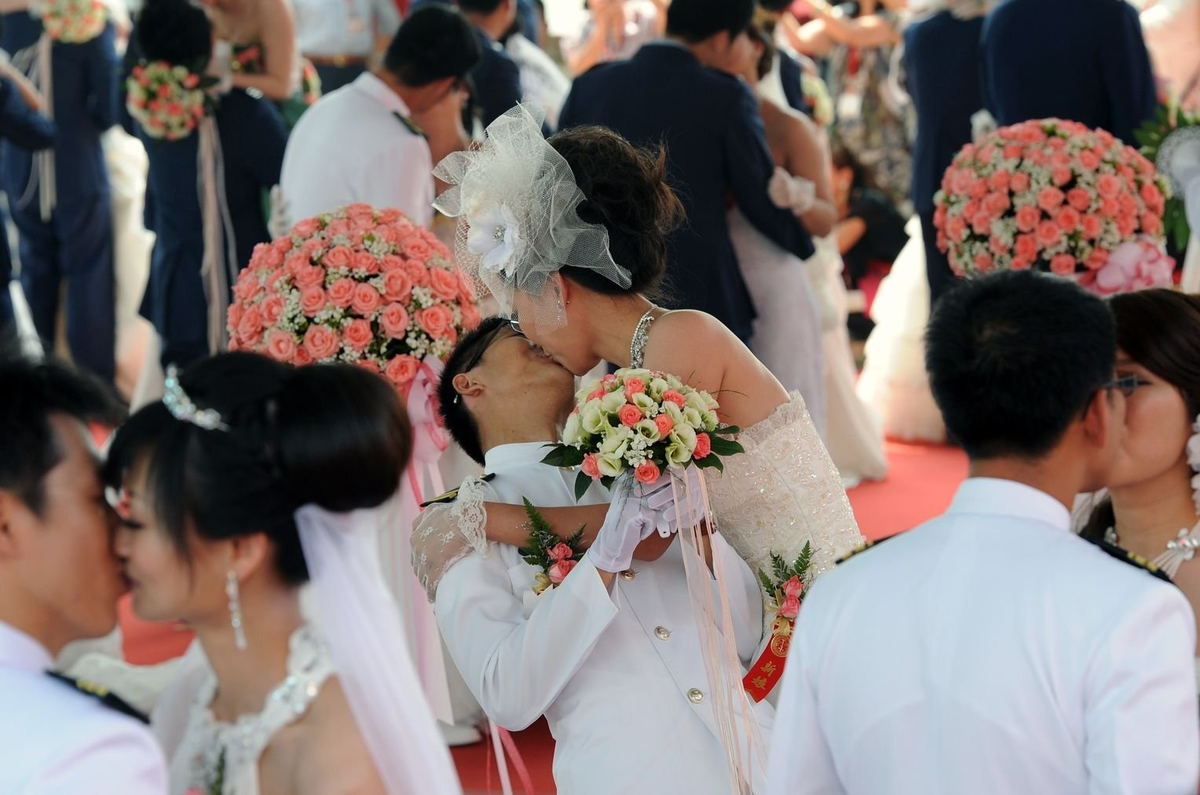 Китайская свадьба. Китайский свадебный наряд невесты. Китайская невеста. Брачная церемония в Китае. Китайский жених