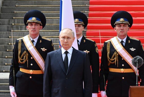    Обращение президента России Владимира Путина к подразделениям Минобороны, Росгвардии, МВД, ФСБ и ФСО на Соборной площади, 27 июня