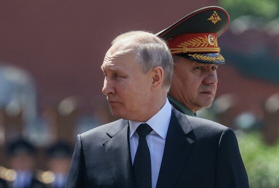    Президент РФ Владимир Путин и министр обороны РФ Сергей Шойгу