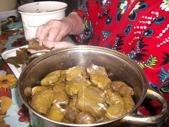 мамины руки готовят самую вкусную еду