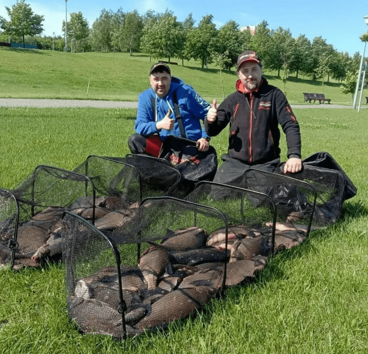 На фото Олег Молодцов и Иван Кутищев с фантастическим уловом на Братеевской набережной