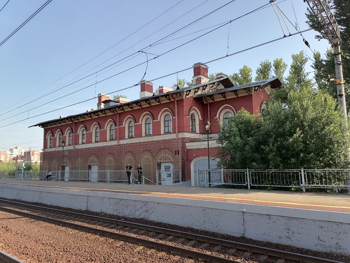 Вокзал станции Стрельна (Фронтовая ул., 9Б) построенный в 1854-57 гг. архитектором Н. Л. Бенуа.