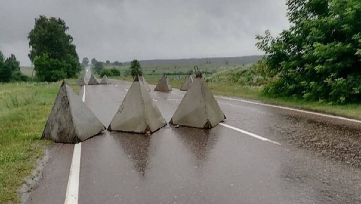     Попавший в аварию водитель рассказала, что на дороге не было установлено никаких предупреждающих знаков. А из-за дождя противотанковые пирамиды в цвет асфальта заметны не были.