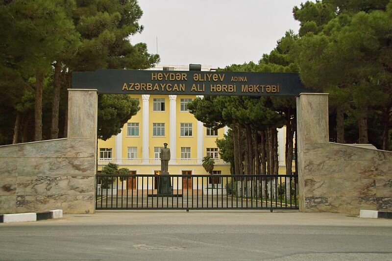 Фото из сети интернет. / Современный вид. Теперь это Азербайджанское Высшее военное училище имени Гейдара Алиева (с учреждением там соответствующих факультетов сухопутных войск, военно-воздушных сил и военно-морских сил).